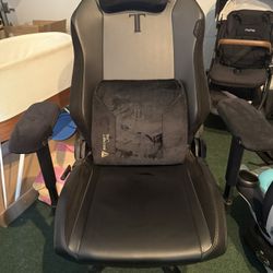 Secret Lab Titan - Gaming Chair w/ add ons