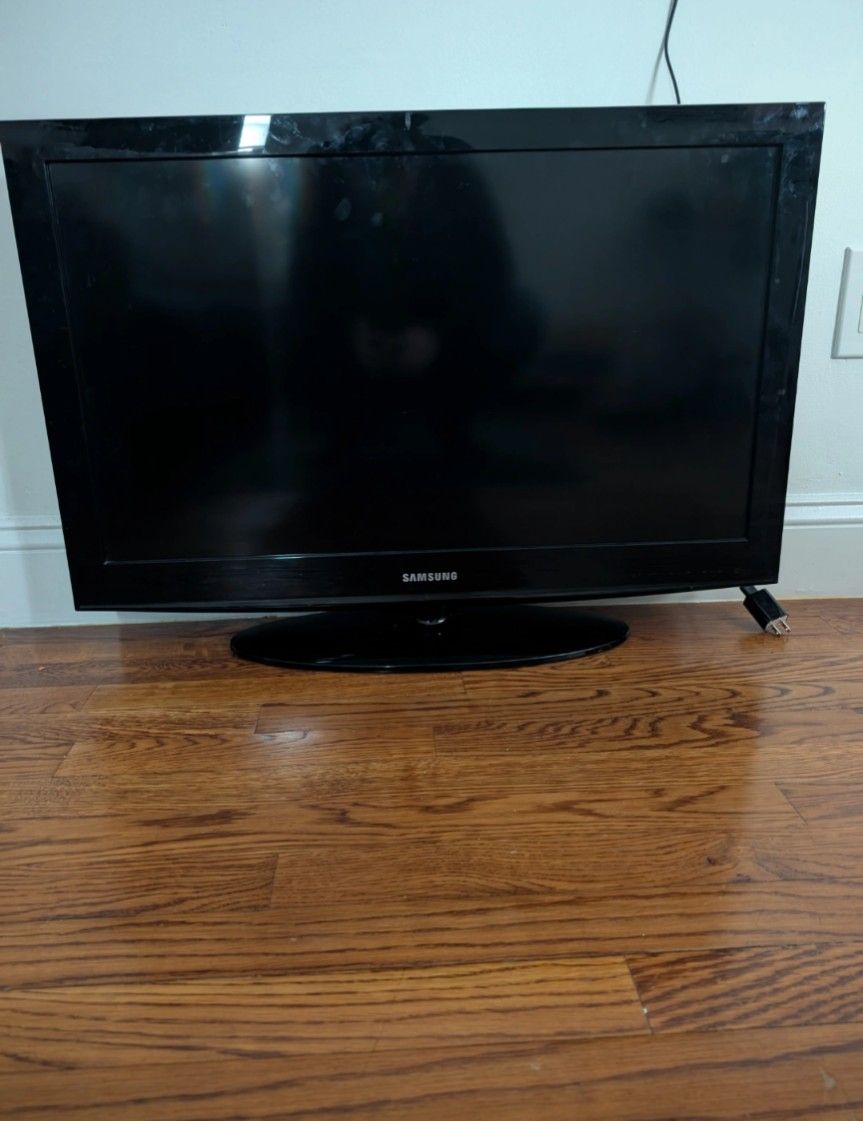 Samsung 32 inch LCD HDTV. Model LN32D403E4D.