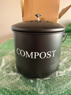 Compost bin with lid and charcoal filter