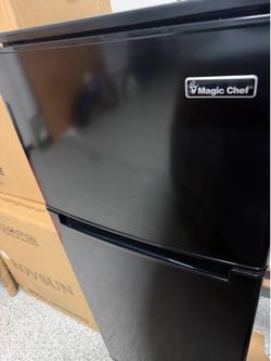 Magic Chef 4.5 cu. ft. 2 Door Mini Fridge in Black with Freezer, HMDR450BE