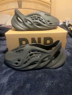 YZY Foam RNR Carbon