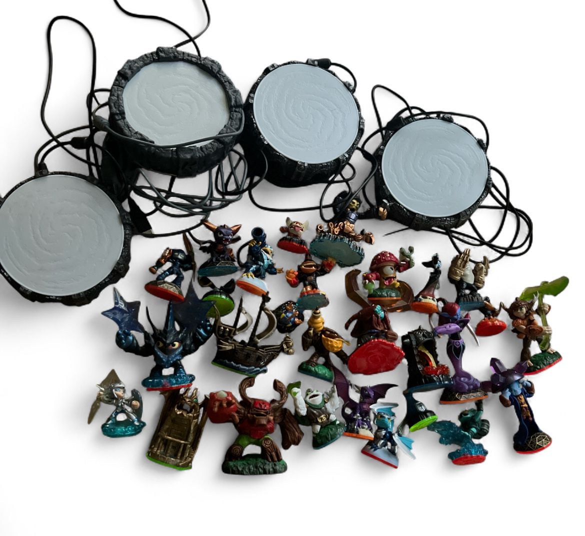 Skylanders Lot of 28 Figures + 4 Portals of Power + Carrying Bag