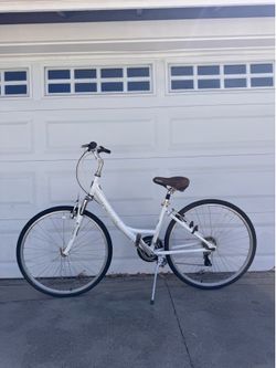Northrock Step-Through Comfort Bike – 14.9" Frame, 21-Speed, Ready to Ride