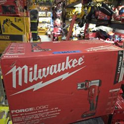 Milwaukee

M18 18V Lithium-lon 1/2 in. to 4 in. Force Logic 6-Ton Cordless Knockout Tool Kit with Die Set, One 2.0Ah Batteries