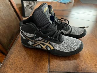 ASICS - New Boys Size 5