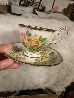 Vintage** Tea Cups And Saucer Set! 