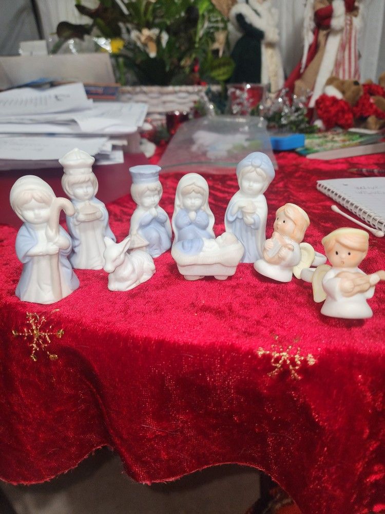 Rare Vintage 9 Piece Porcelian Nativity Set