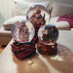 3 Christmas Snow Globes Lrg Plays Song