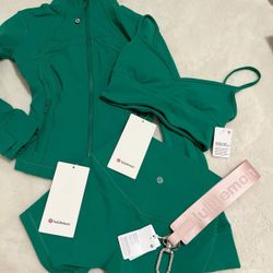 green lululemon set comes w keychain 