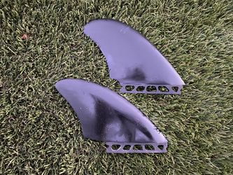 Lot of 9 carbon/composite Futures-compatible surfboard fins.