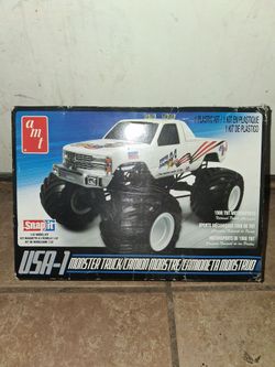 AMT USA-1 Monster Truck 1:32 Snap-It Model Kit