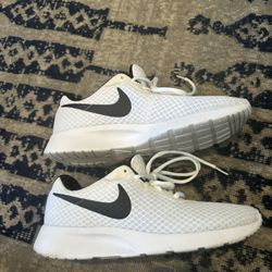 Nike Tennis Shoes N