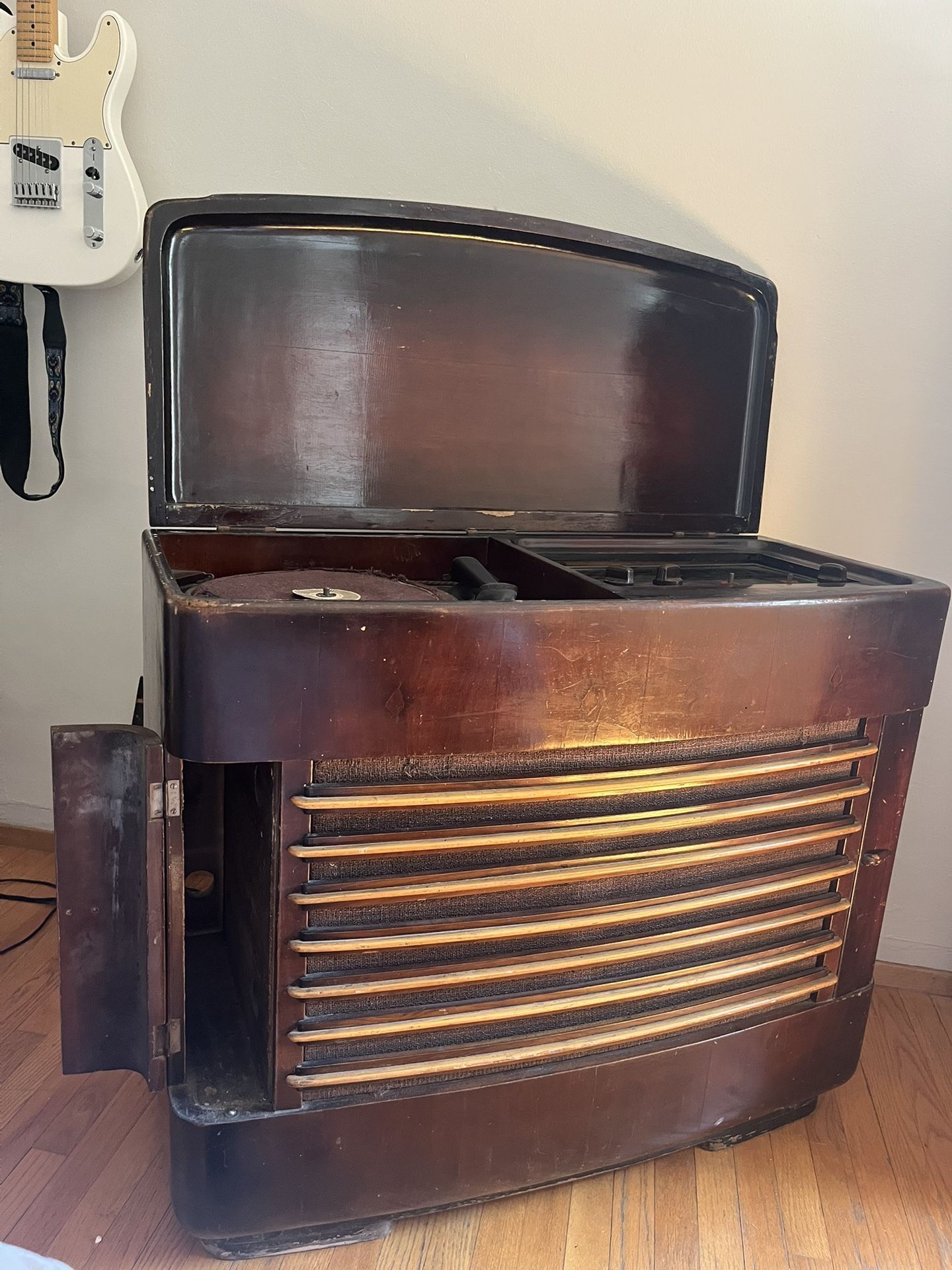 Rare 1940s Magnadyne Art Deco Console Radio + Record Player – Great Restoration Piece