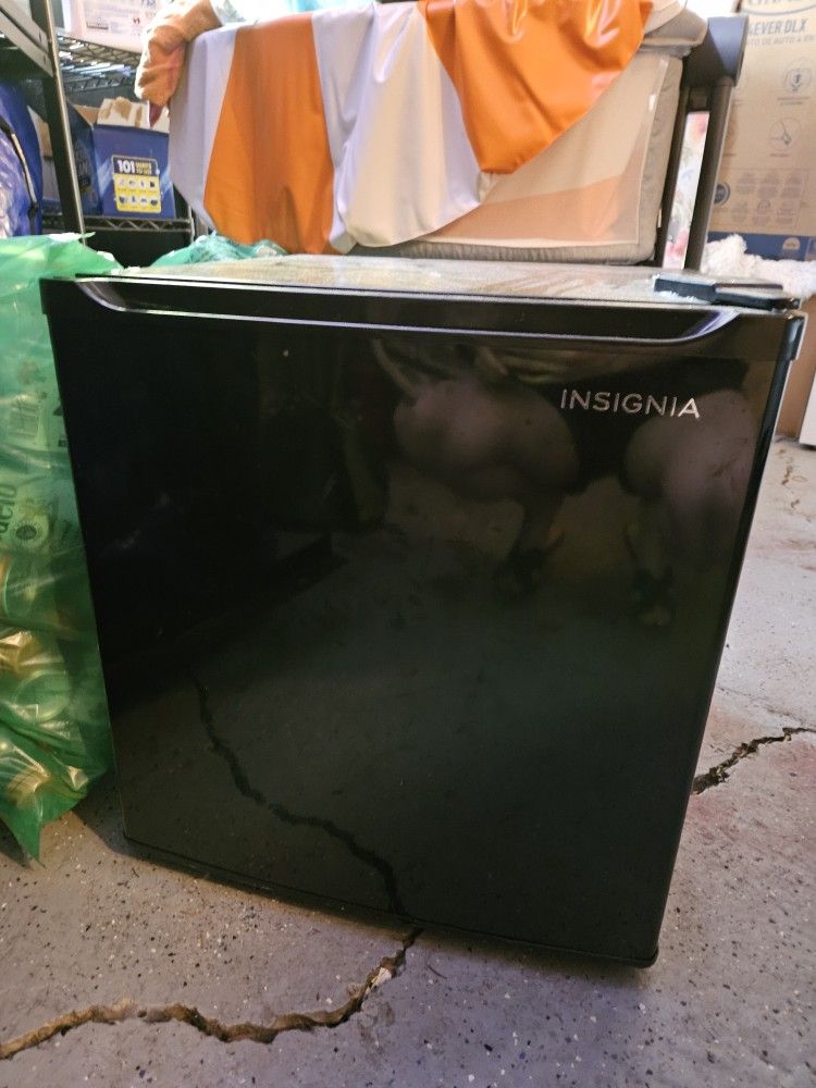 Broken Insignia Minifridge