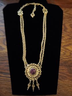 VINTAGE GOLDTONE NECKLA9CE W/FANCY PENDANT