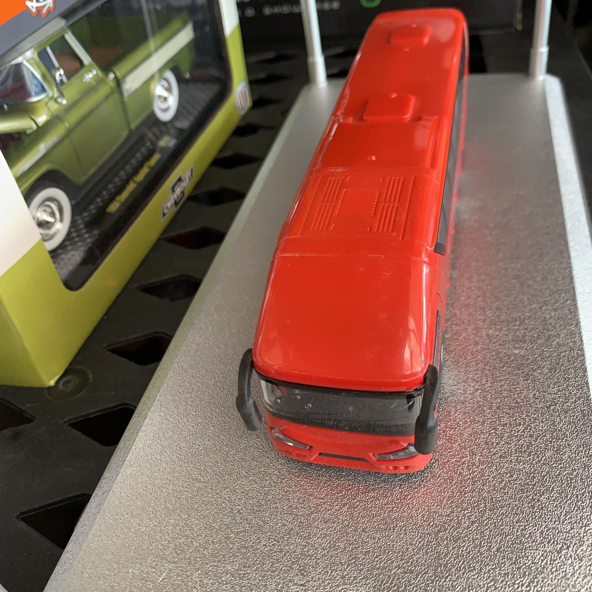 Die Cast Travel Buss 9"