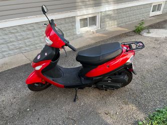 🔥 50cc Scooter – Street Legal – Runs Great 🔥  Clean red Tao Tao 50cc scooter ready to ride. Only 1,185 miles – low mileage and runs great. Perfect f