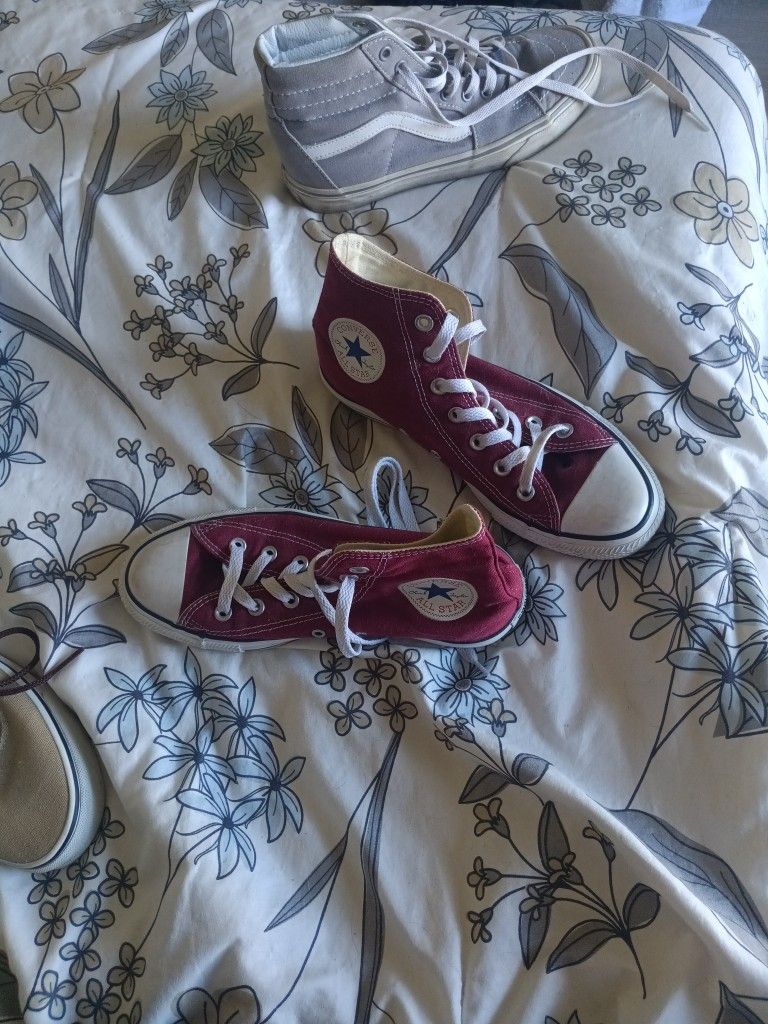 Converse Hightops Size 7.5  Women's
