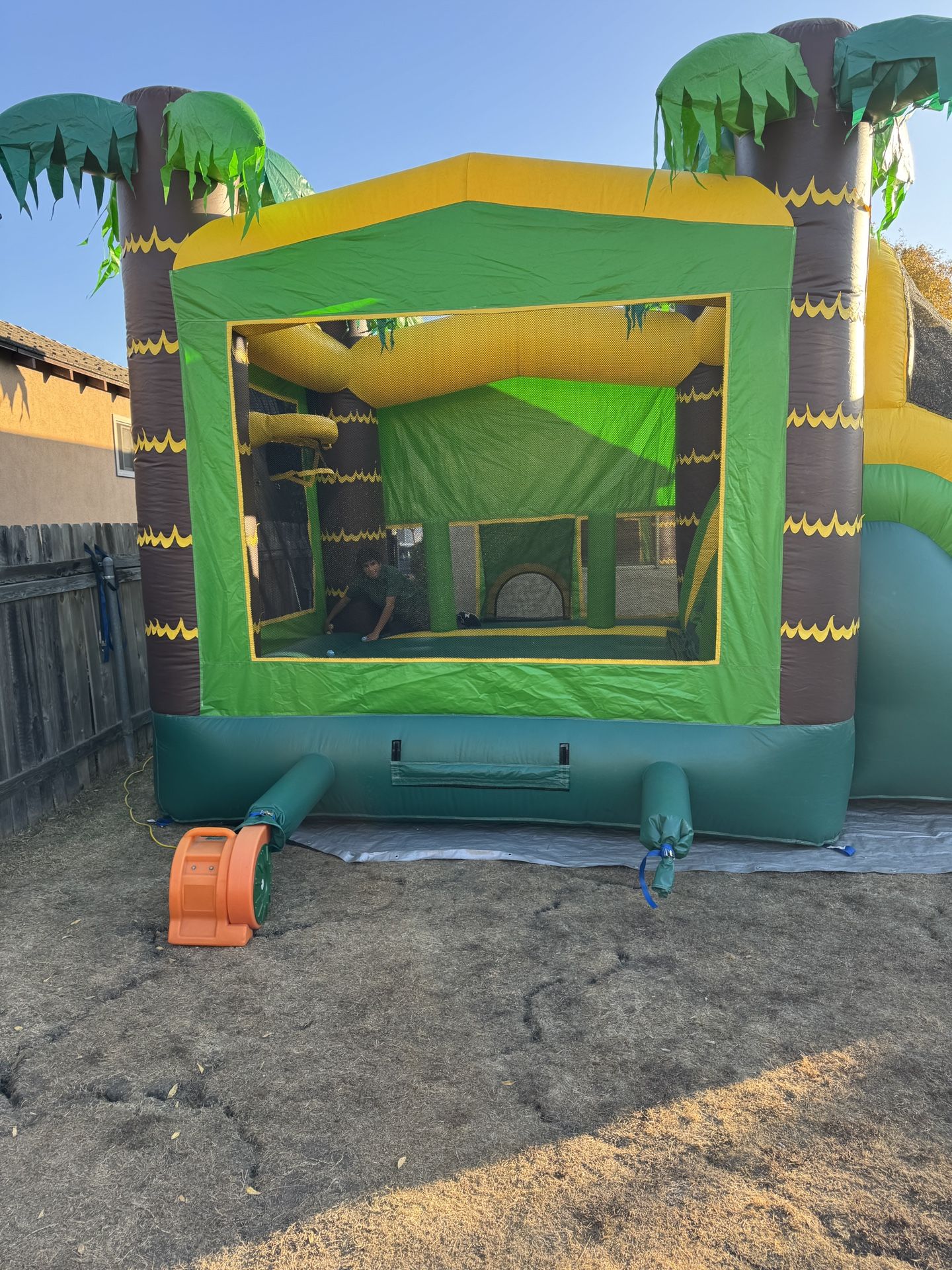 JUMPER WITH WATERSLIDE AND BASKETBALL HOOP