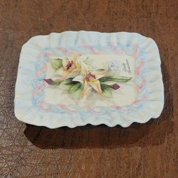 Vtg Carlo Savastano Capodimonte Italy Porcelain 3D Lily Flower Plaque 
Plate. Excellent vintage condition. No visible chips, cracks, or repairs 
on th