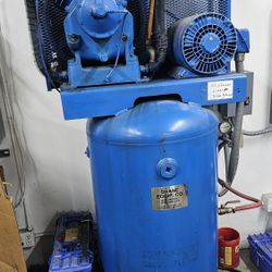 Vertical tank air compressor