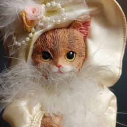 Victorian Cream Color Cat Rare (Collectible)
