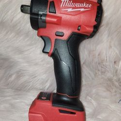 18v Milwaukee Impact Wrench 1/2 in 