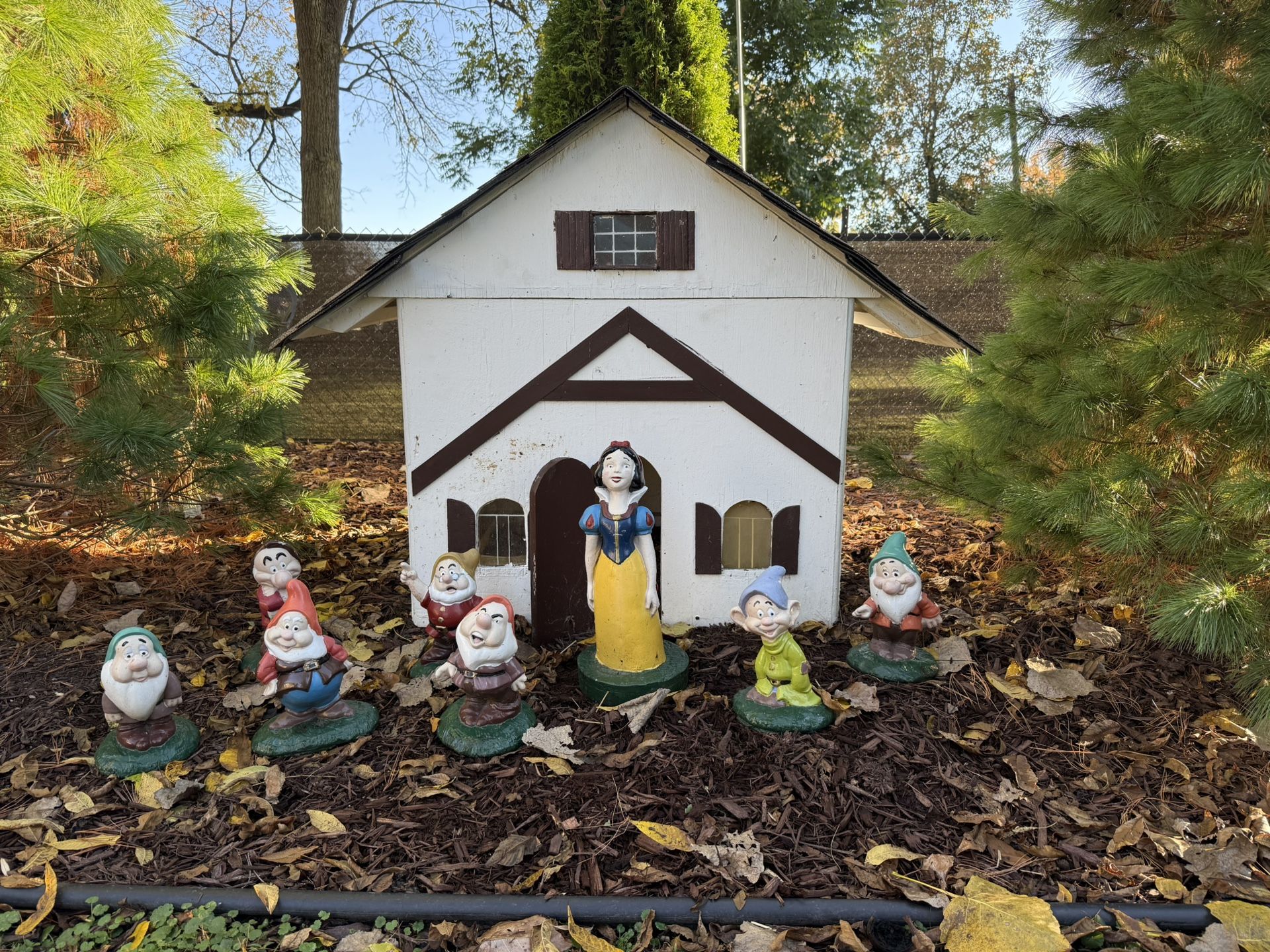 Snow White And The Seven Dwarfs Statues With Cottage 