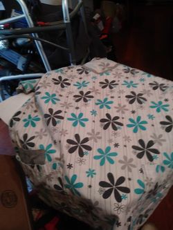 Scrub shirt size. M has 3 pockets