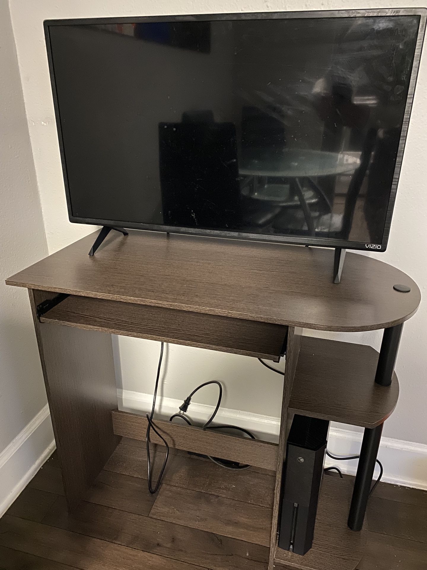 Mesa , TV 32 “ Vizio , X Box One , Mouse , Teclado , Speaker