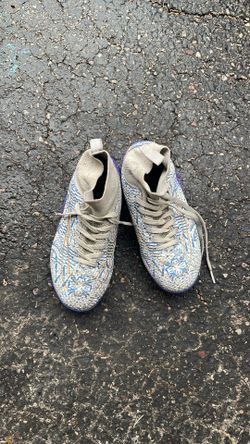 Indoor soccer shoes