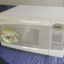 Sharp Countertop White
Digital carousel 
microwave oven in Excellent condition. 
20 1/2"W x 12 1/4"H x 17 3/8"D
1.0 cu ft. 1100 Watt
23 automatic sett