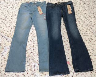 Women's Levi's stretch bootcut jeans.
