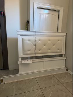 Queen bedframe