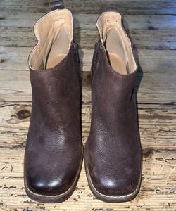 Crown Vintage Women's Size 71/2 Brown Heeled Booties NEW