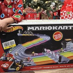 Hot Wheels Mario Kart Rainbow Road Raceway