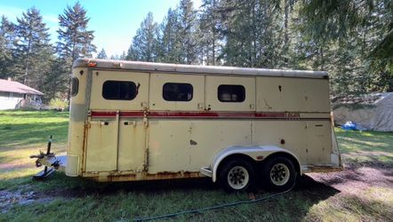 1990 Logan 3 horse trailer