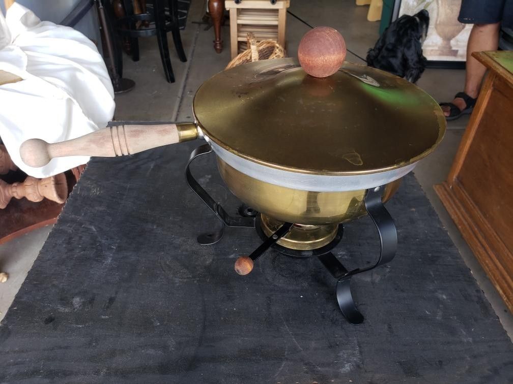 Fondue pot