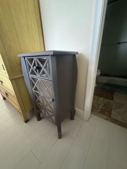 Mini side table, real wood, & beautiful accent piece!