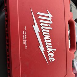 set de dados y ratchet Milwaukee (28 piezas, 3/8”), viene en su caja roja original.