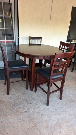 Dining table and 4 Chairs