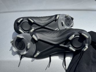 Nike 9.5 Soccer Shoes, Socks, Shin Guard & Sleeves )New)