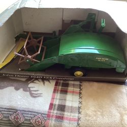 1:16 Scale John Deere Combine