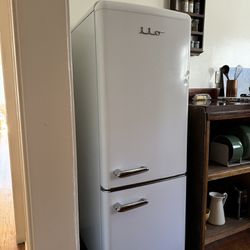 iio Retro 7-cu Bottom-Freezer Refrigerator (White)