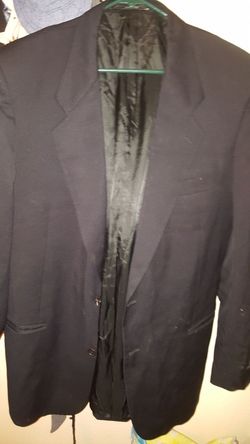 4 sacos y una chamarra negros