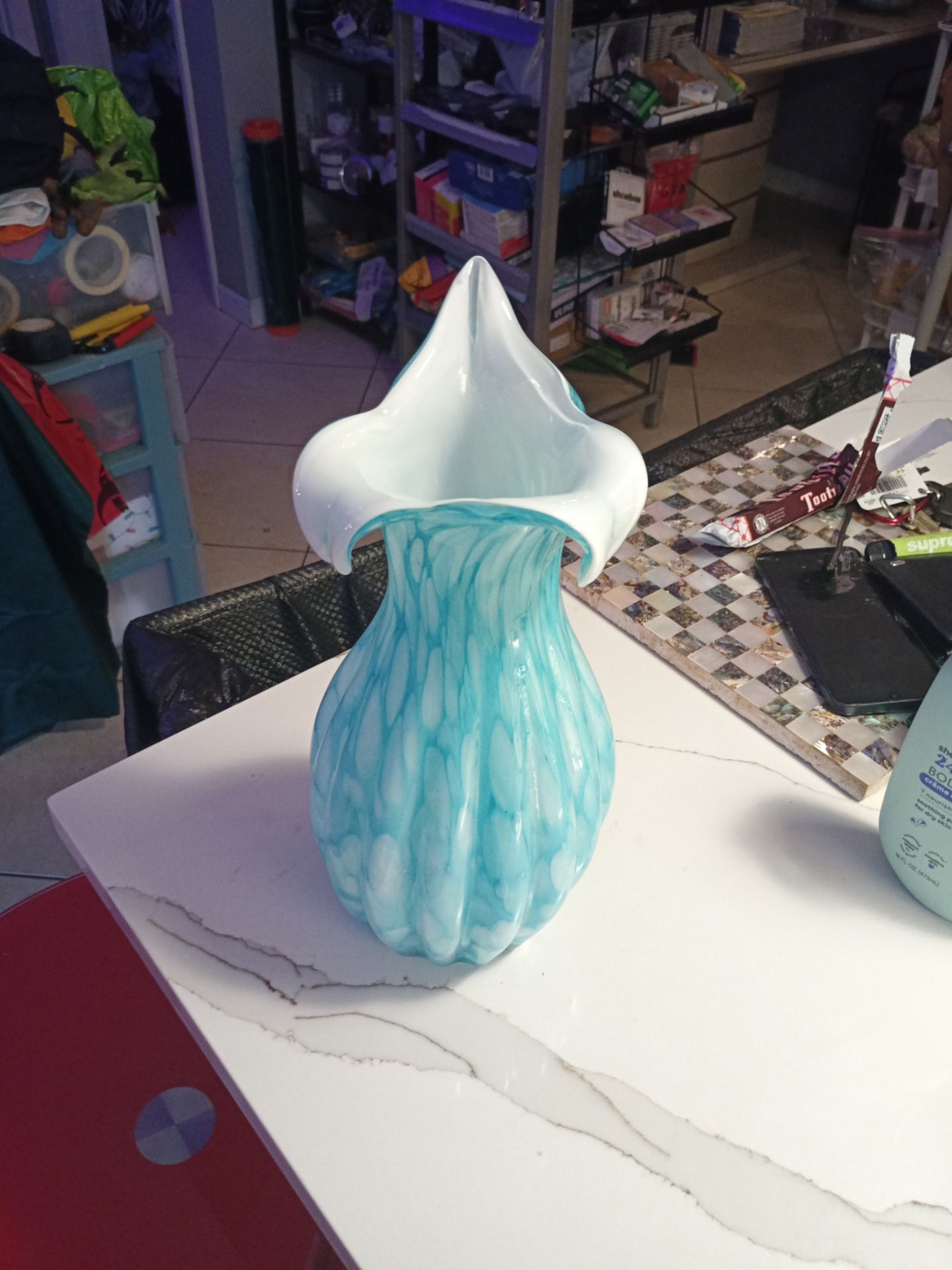 Vintage Venetian art glass vase, commonly attributed to Nora Fenton or produced in the Murano style.
Key Characteristics
Style: Mid-century Italian h
