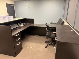 LARGE COMMERCIAL RECEPTION / FRONT DESK