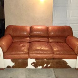 Comfortable Leather Sofa/Couch w/Cowhide Bottom 