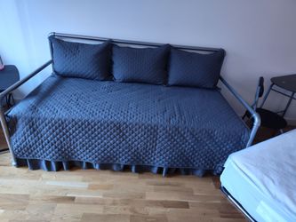Daybed with trundle