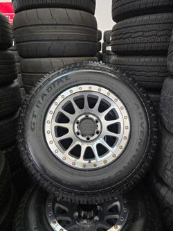 17" LOCK Yosemite w/ 33" GT Radial tires
